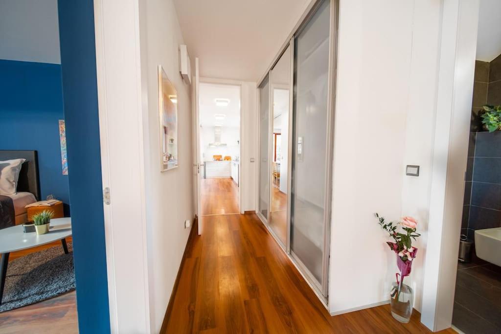 Marvel 2bd In Modern With Cozy Terrace Apartment